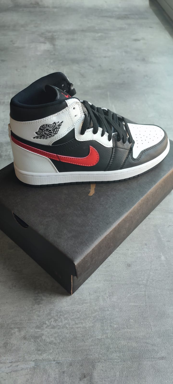 Air Jordan 1 Retro High OG "Gym Red / Chicago Twist"