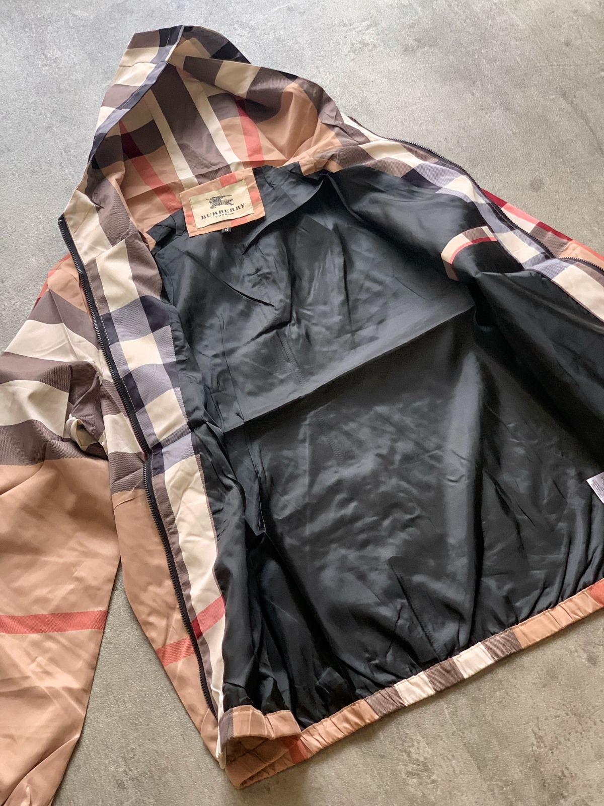 Campera Rompevientos Burberry Graphic Check (foto 2)