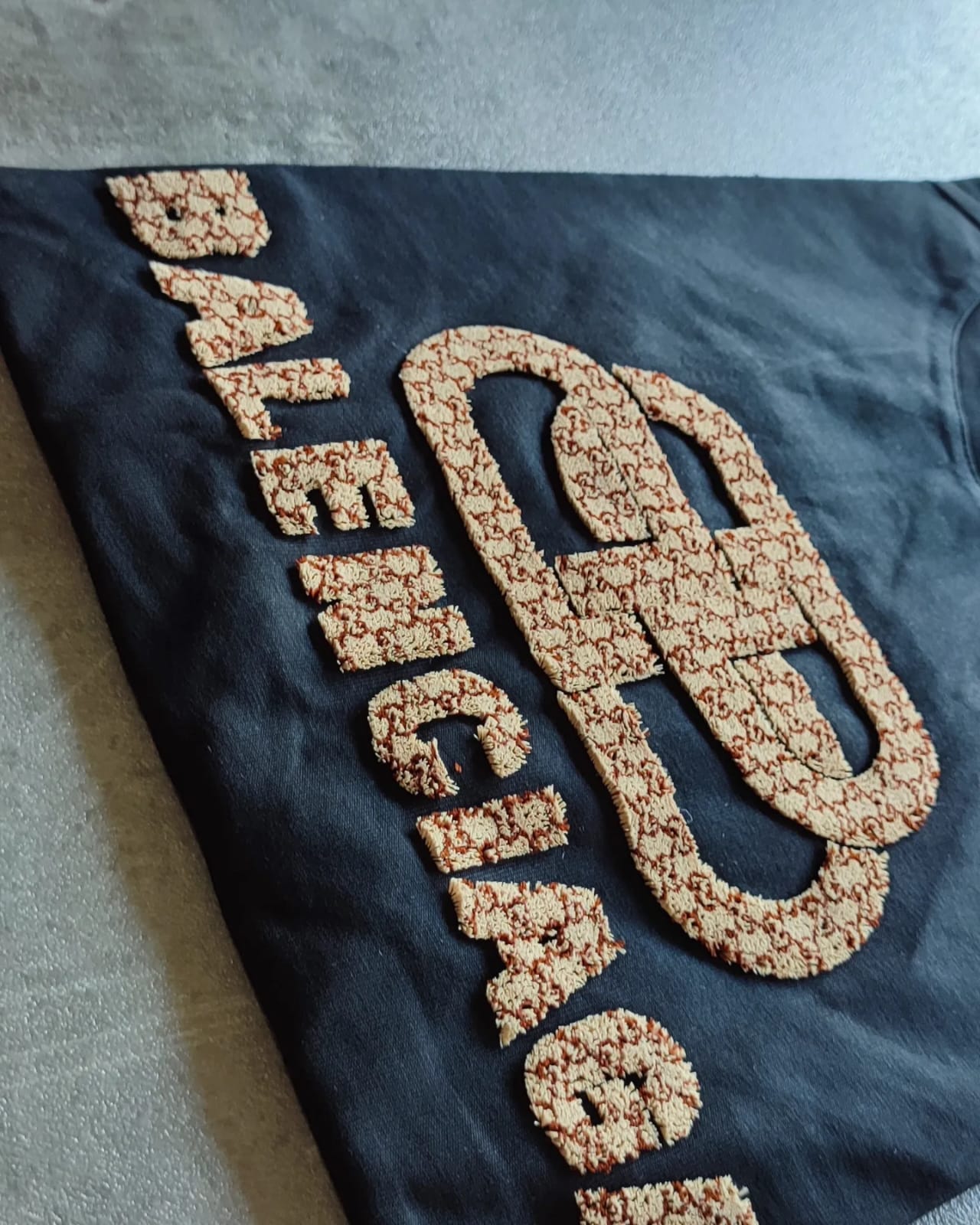 Remera Balenciaga BB Logo Strass Dorados – Black Edition (foto 2)