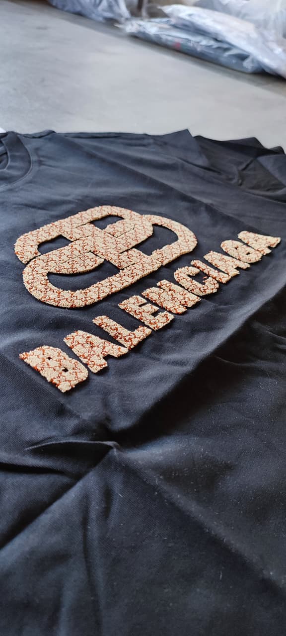 Remera Balenciaga BB Logo Strass Dorados – Black Edition (foto 4)