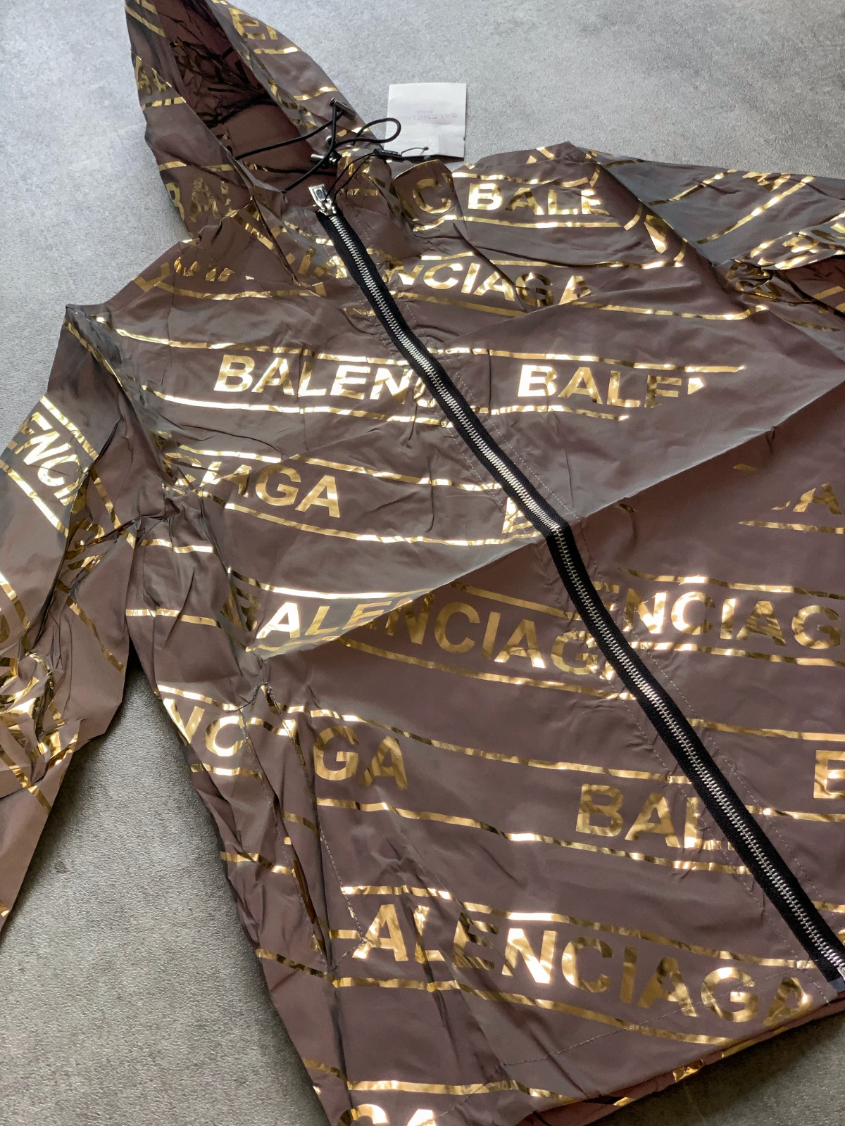 Campera Rompevientos Balenciaga "All-Over Gold Logo" Monogram