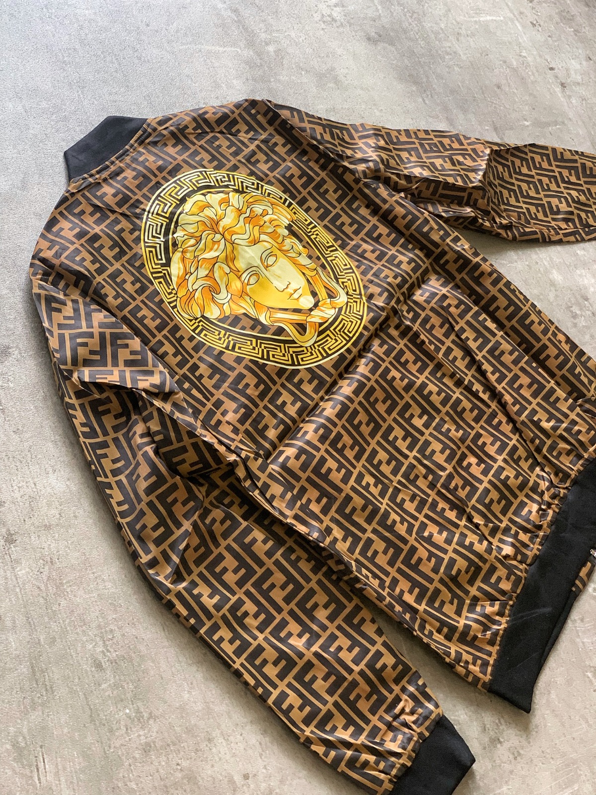 Campera Rompevientos Fendi x Versace "Fendace" FF Monogram Gold & Brown (foto 2)