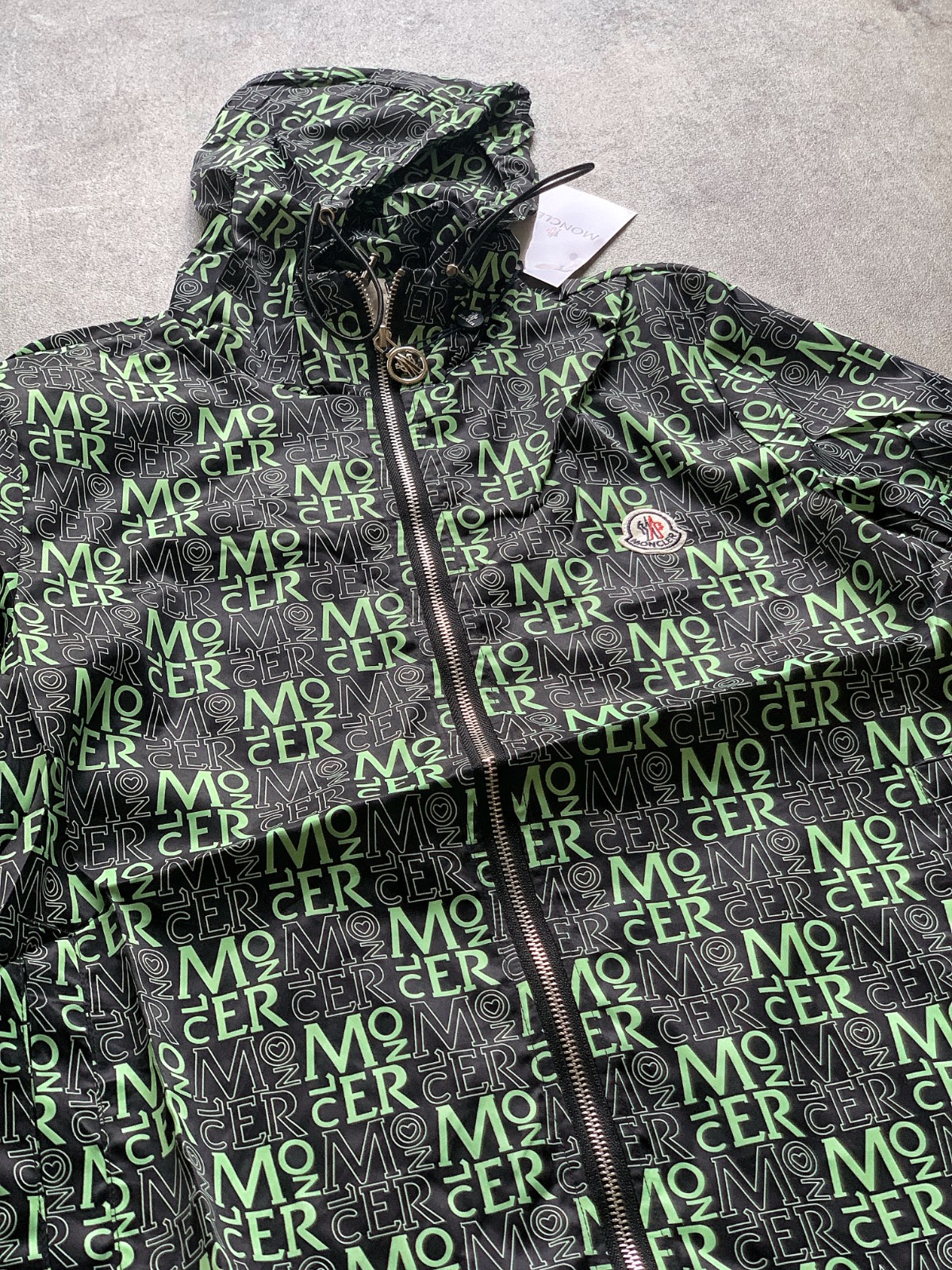 Campera Rompevientos Moncler "All-Over Neon Logo" Monogram (foto 3)