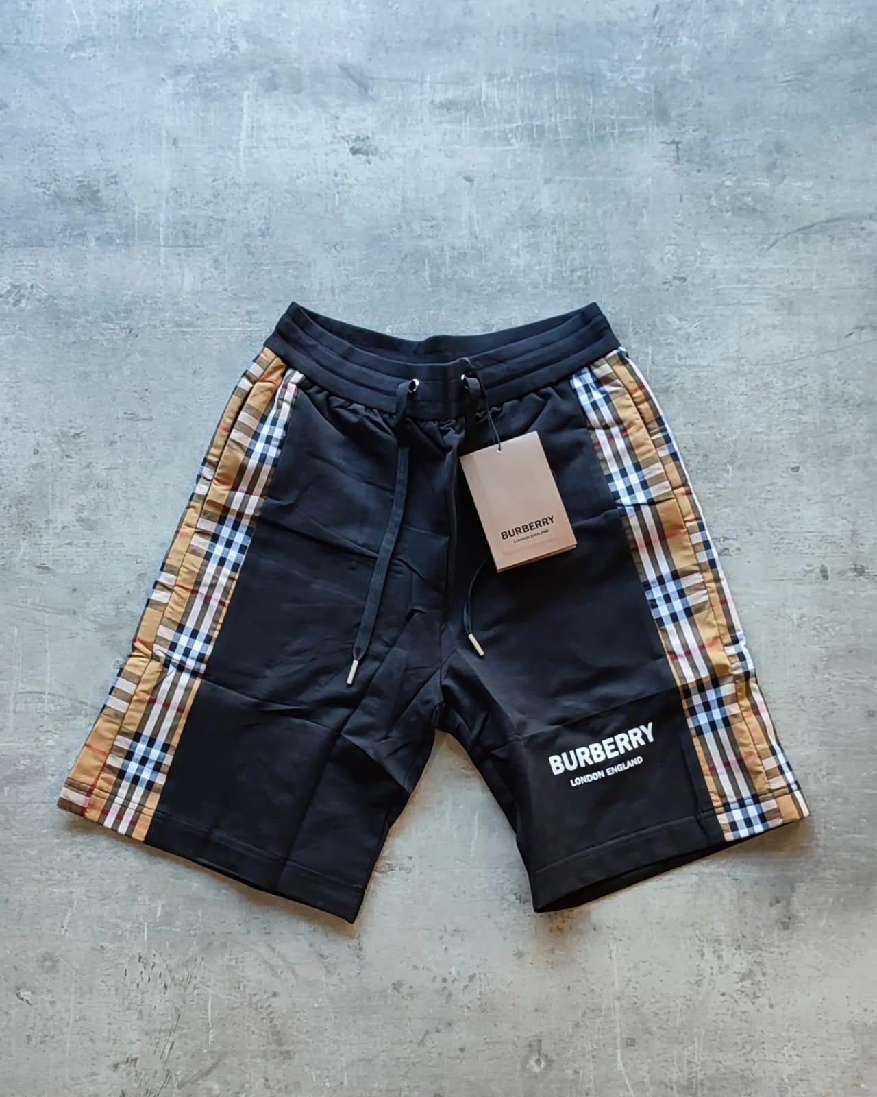 Bermuda Burberry Negro Cuadros Laterales