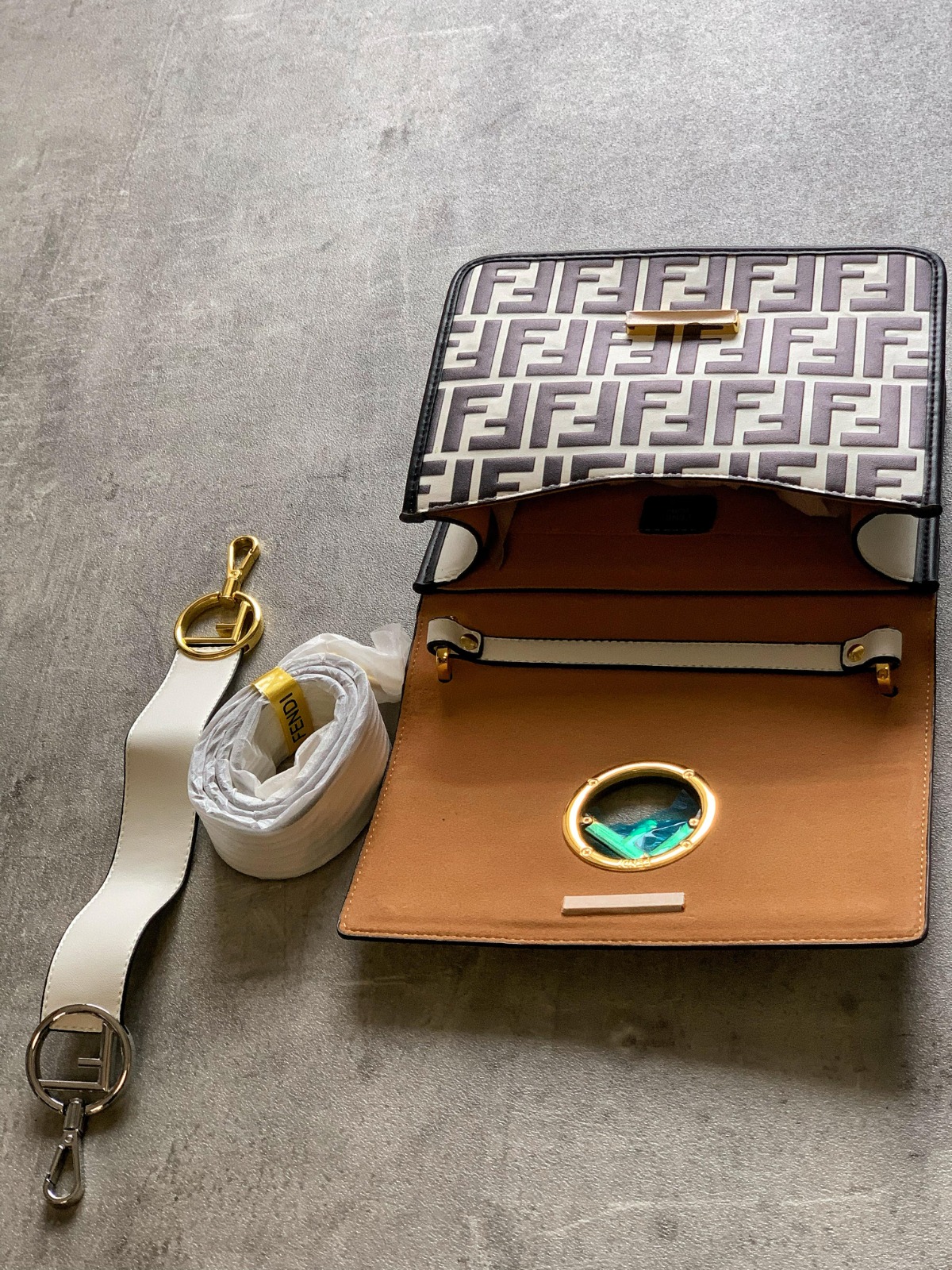 Cartera Fendi Kan I F Small Black & White (foto 2)