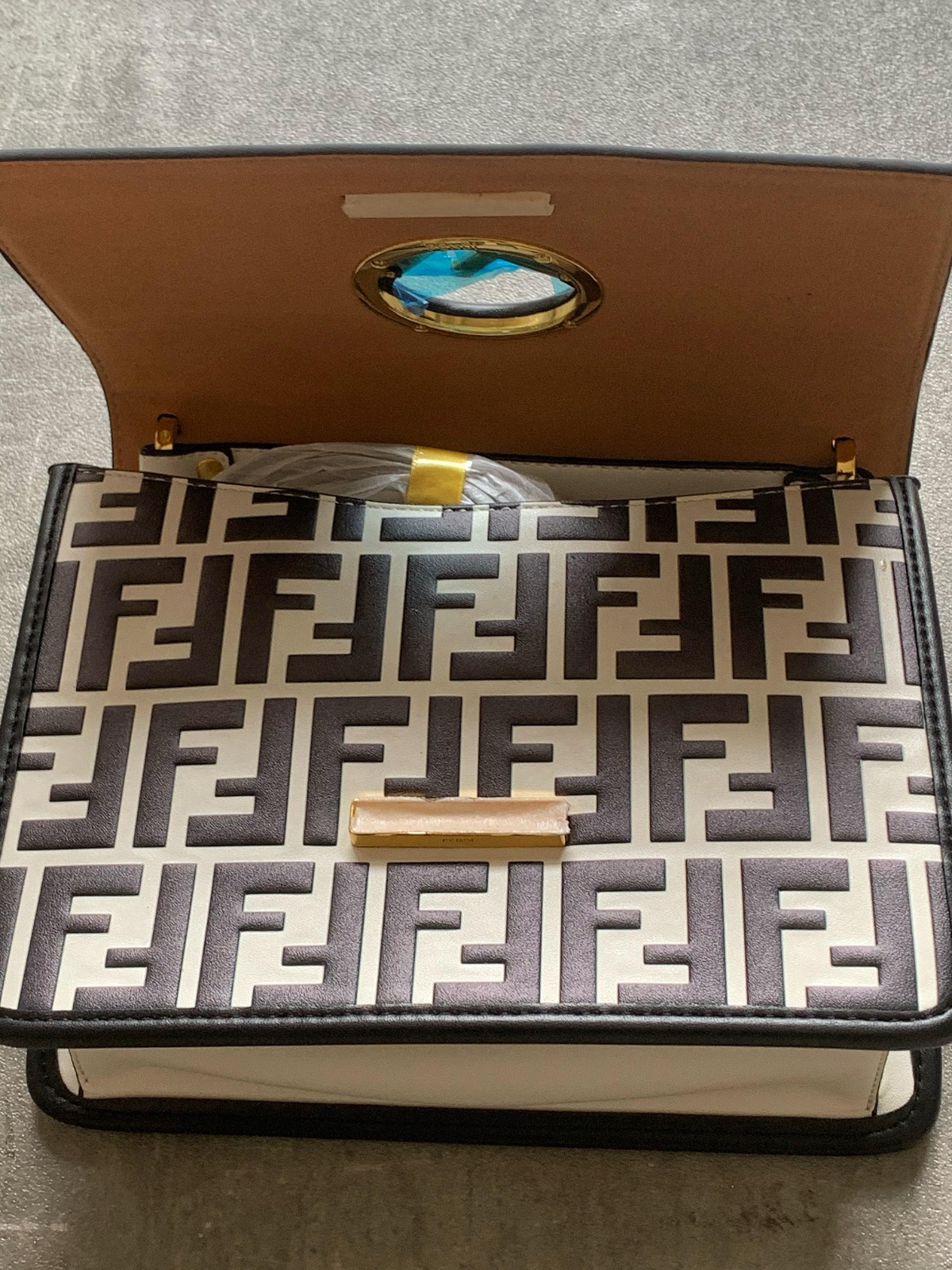 Cartera Fendi Kan I F Small Black & White (foto 3)