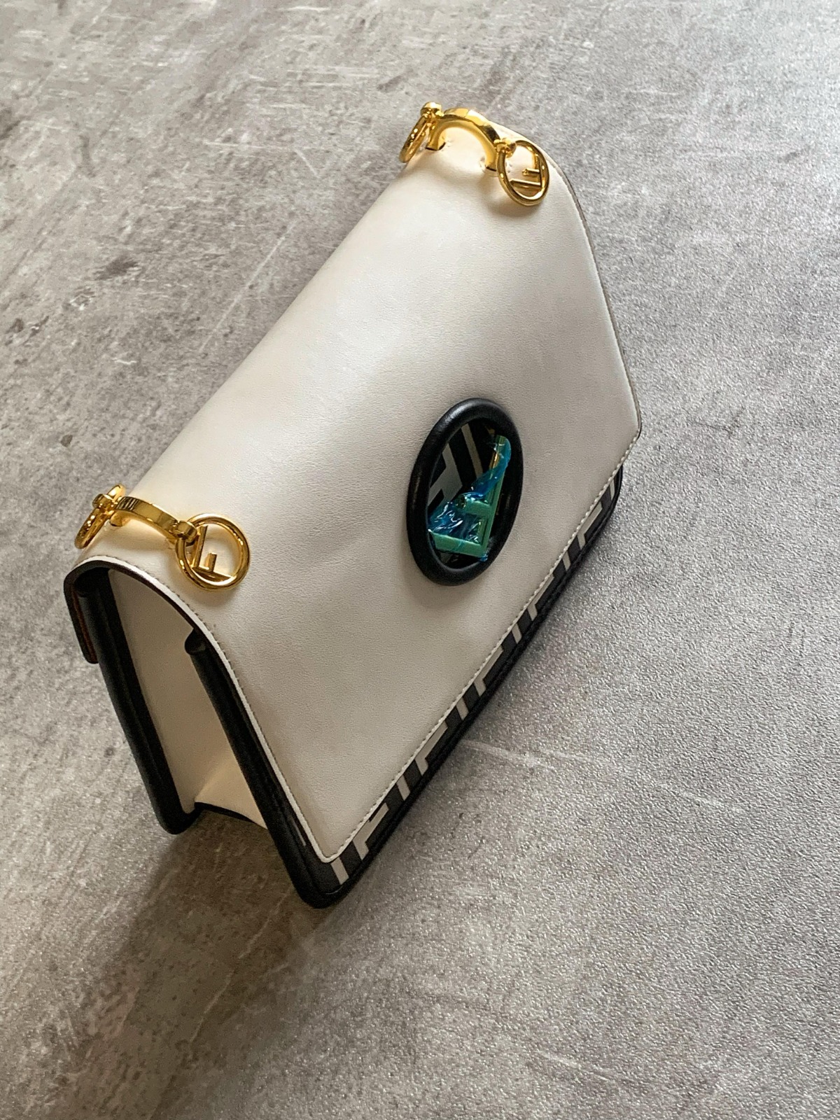 Cartera Fendi Kan I F Small Black & White (foto 4)