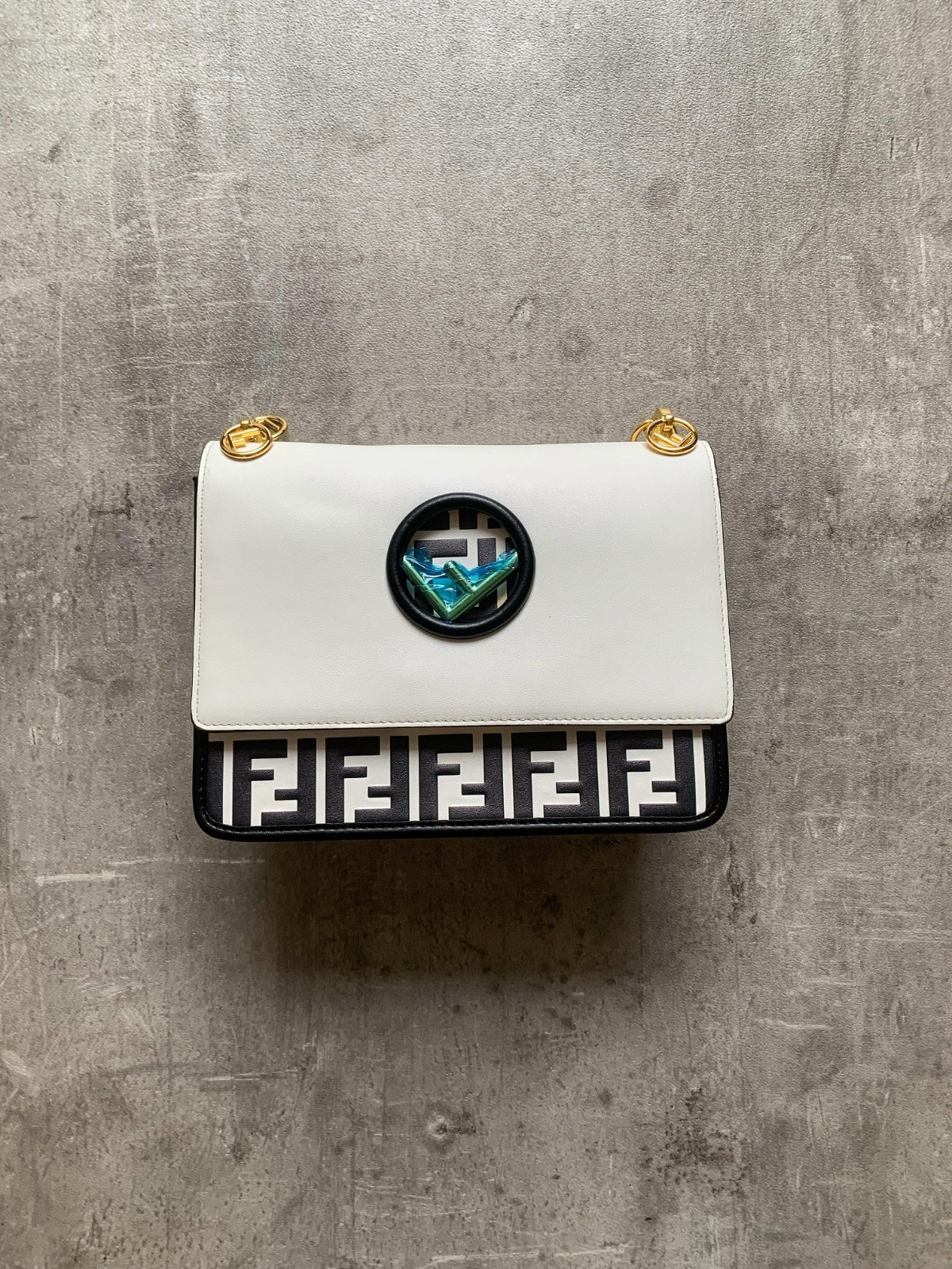 Cartera Fendi Kan I F Small Black & White (foto 6)