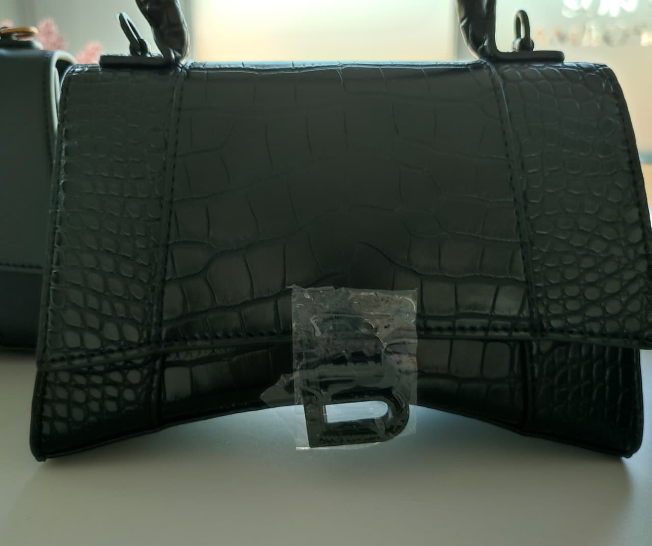 Cartera de Mano "Hourglass Croc" Total Black (foto 2)