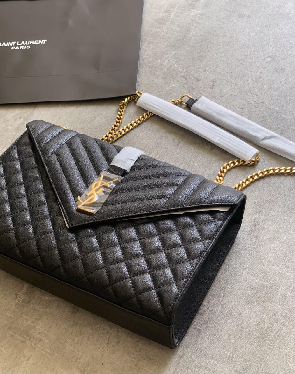 Bolso de Hombro "Envelope Luxury" – Negro con Oro