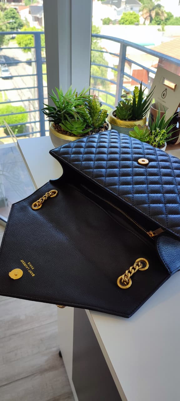 Bolso de Hombro "Envelope Luxury" – Negro con Oro (foto 2)