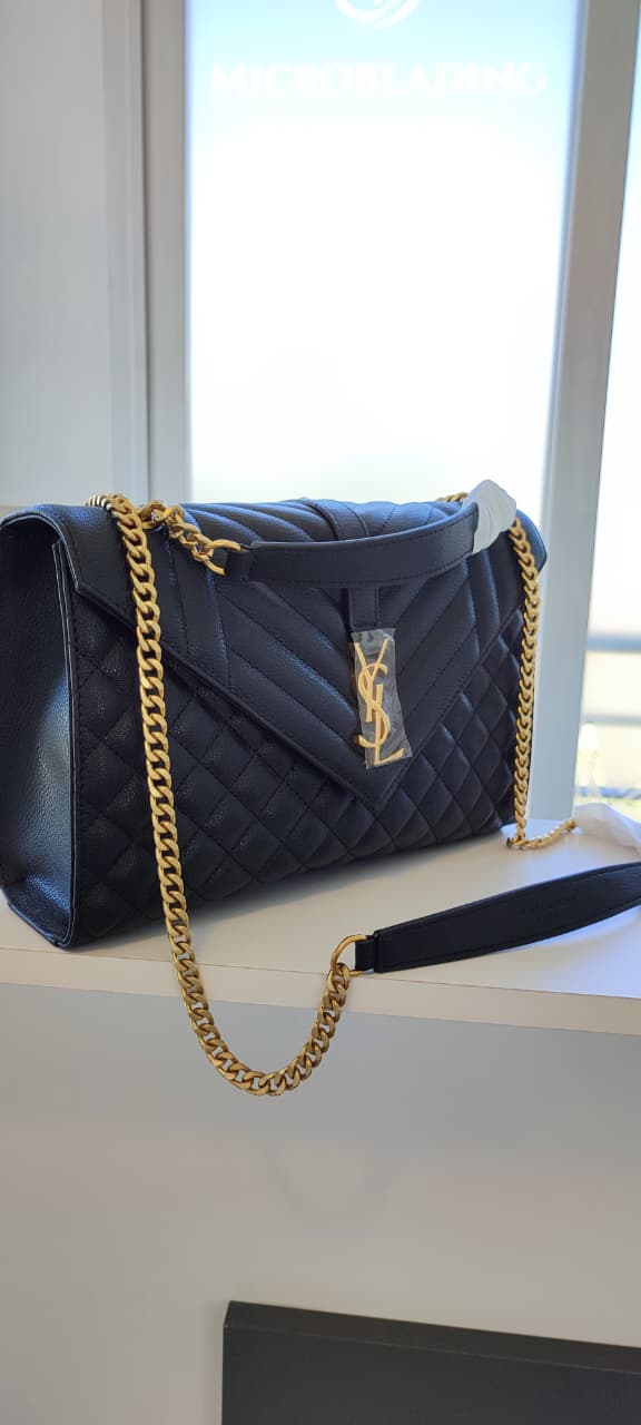 Bolso de Hombro "Envelope Luxury" – Negro con Oro (foto 3)