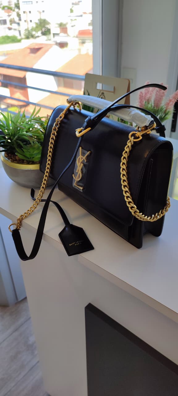 Bolso de Hombro "Envelope Luxury" – Negro con Oro (foto 4)