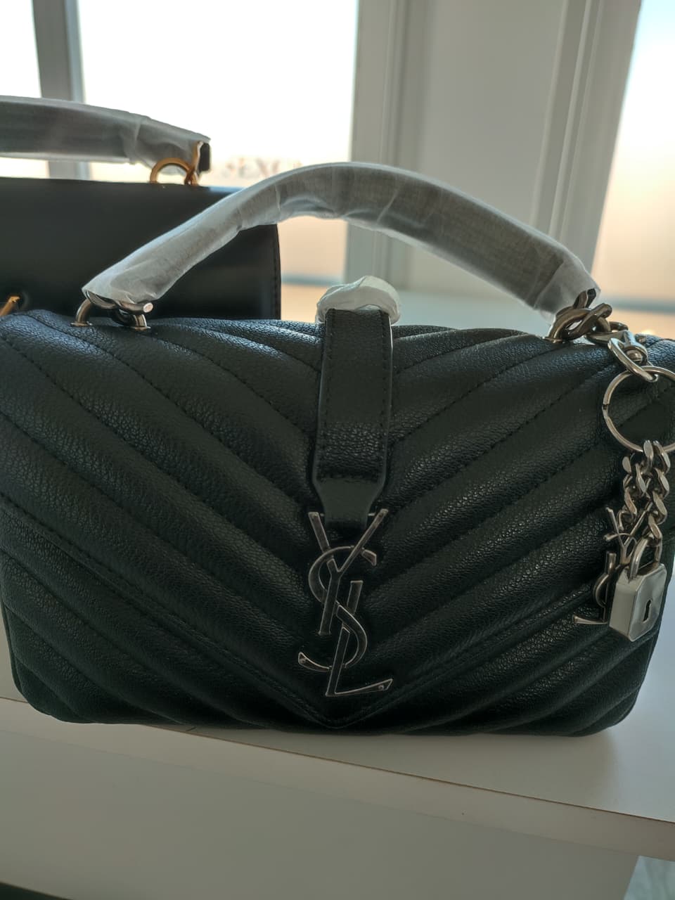 Bolso de Mano y Hombro "College Noir" – Negro con Plata (foto 6)