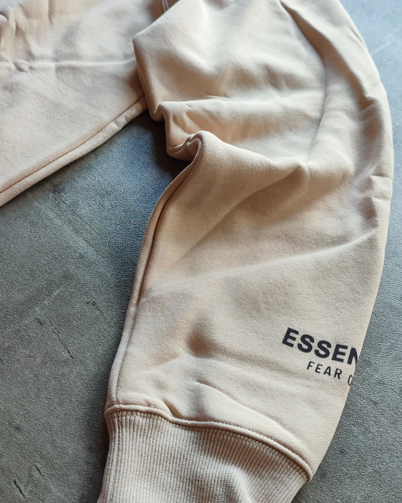 Buzo Hoodie Essentials Beige Oversize (foto 3)